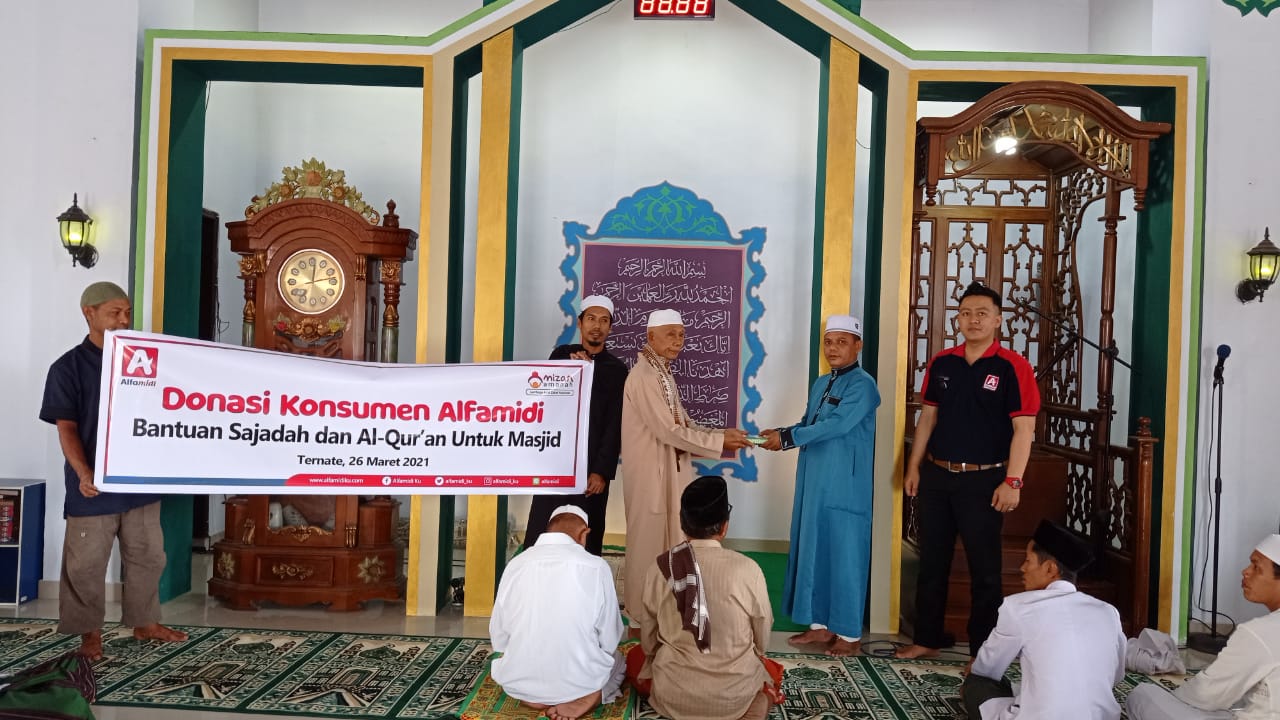 Jelang Ramadhan, Donasi Konsumen Alfamidi Saluran Sajadah dan Al Qur’an di Ternate